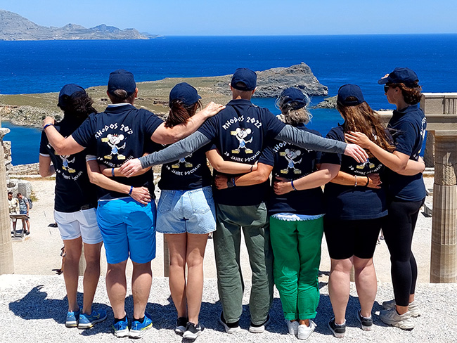 Docmaus Team posiert im einheitlichen T-Shirt zum Jubiläumsevent auf Rhodos